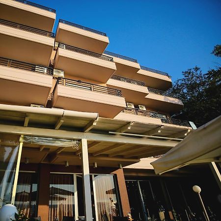 ホテル Ambasador Vlorë エクステリア 写真