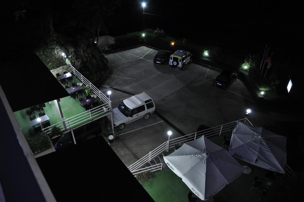ホテル Ambasador Vlorë エクステリア 写真