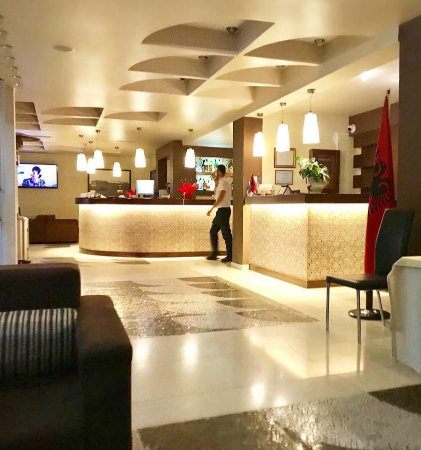 ホテル Ambasador Vlorë エクステリア 写真