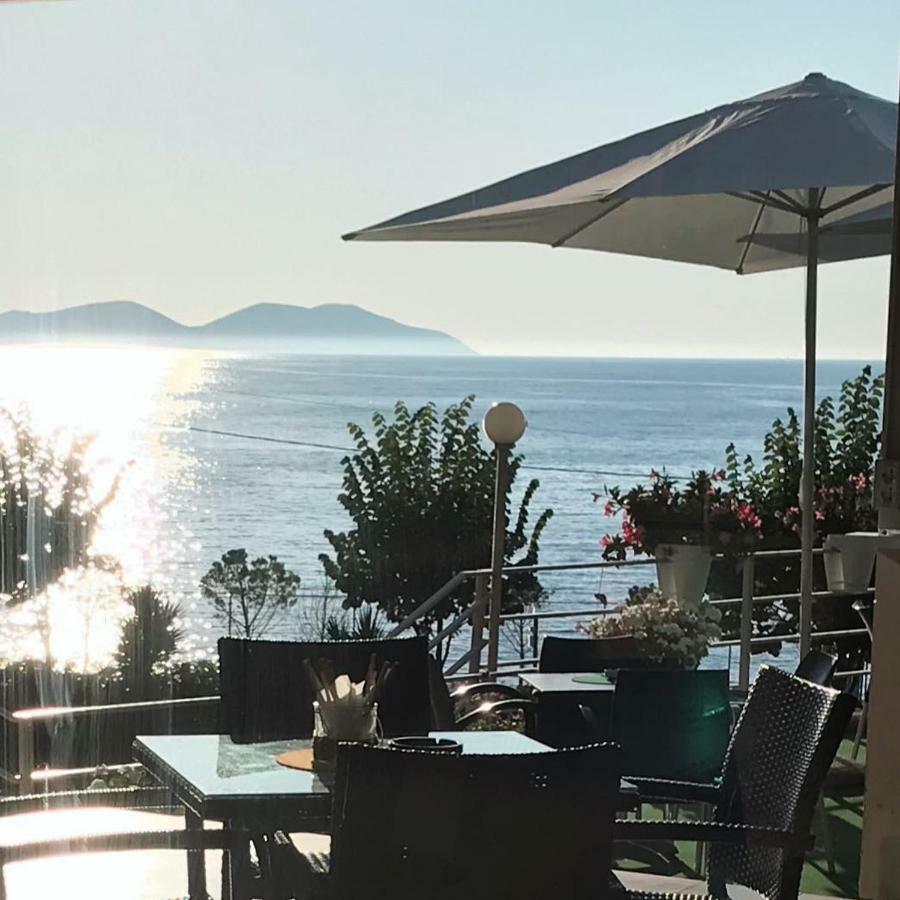 ホテル Ambasador Vlorë エクステリア 写真