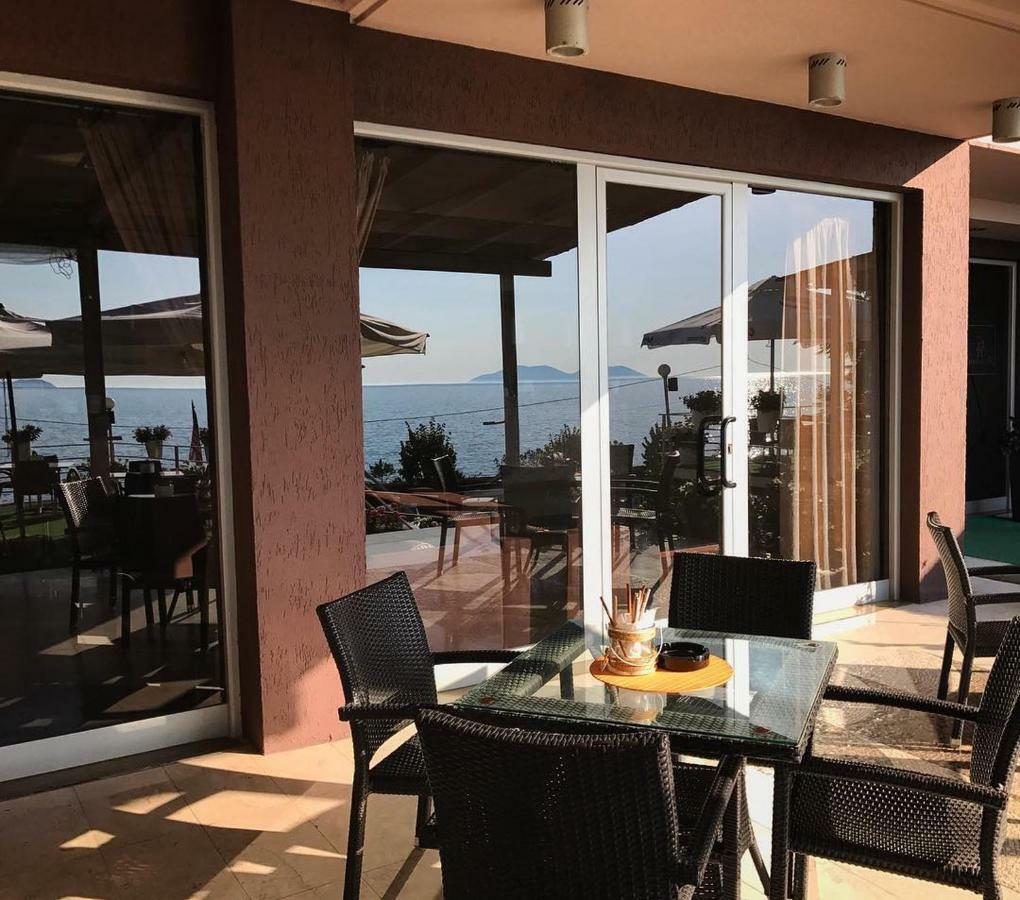 ホテル Ambasador Vlorë エクステリア 写真