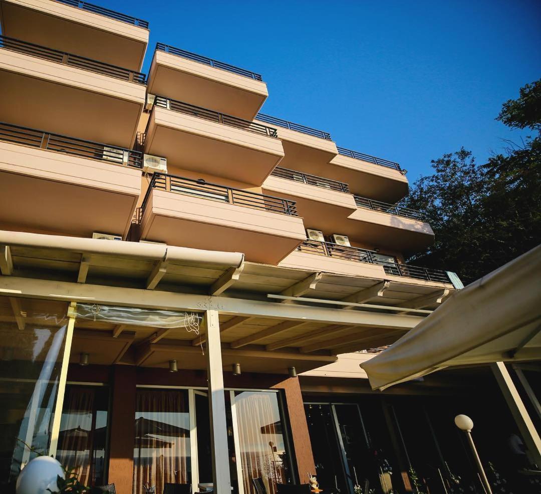 ホテル Ambasador Vlorë エクステリア 写真