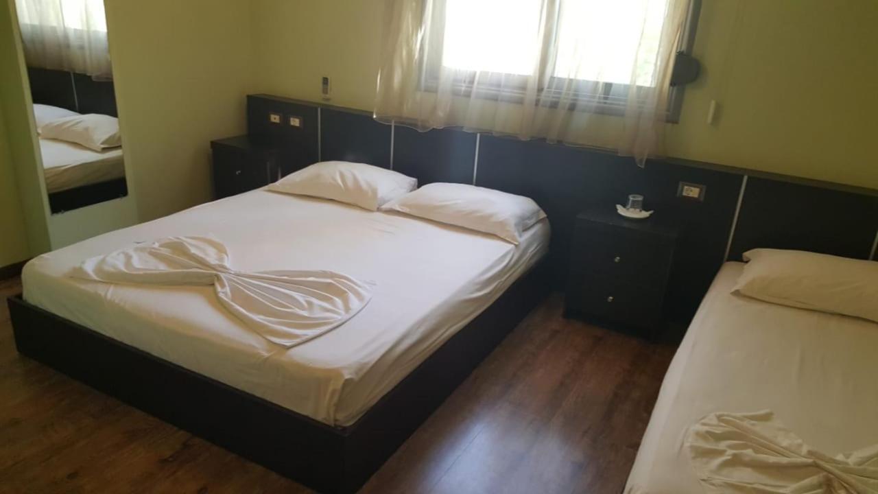ホテル Ambasador Vlorë 部屋 写真